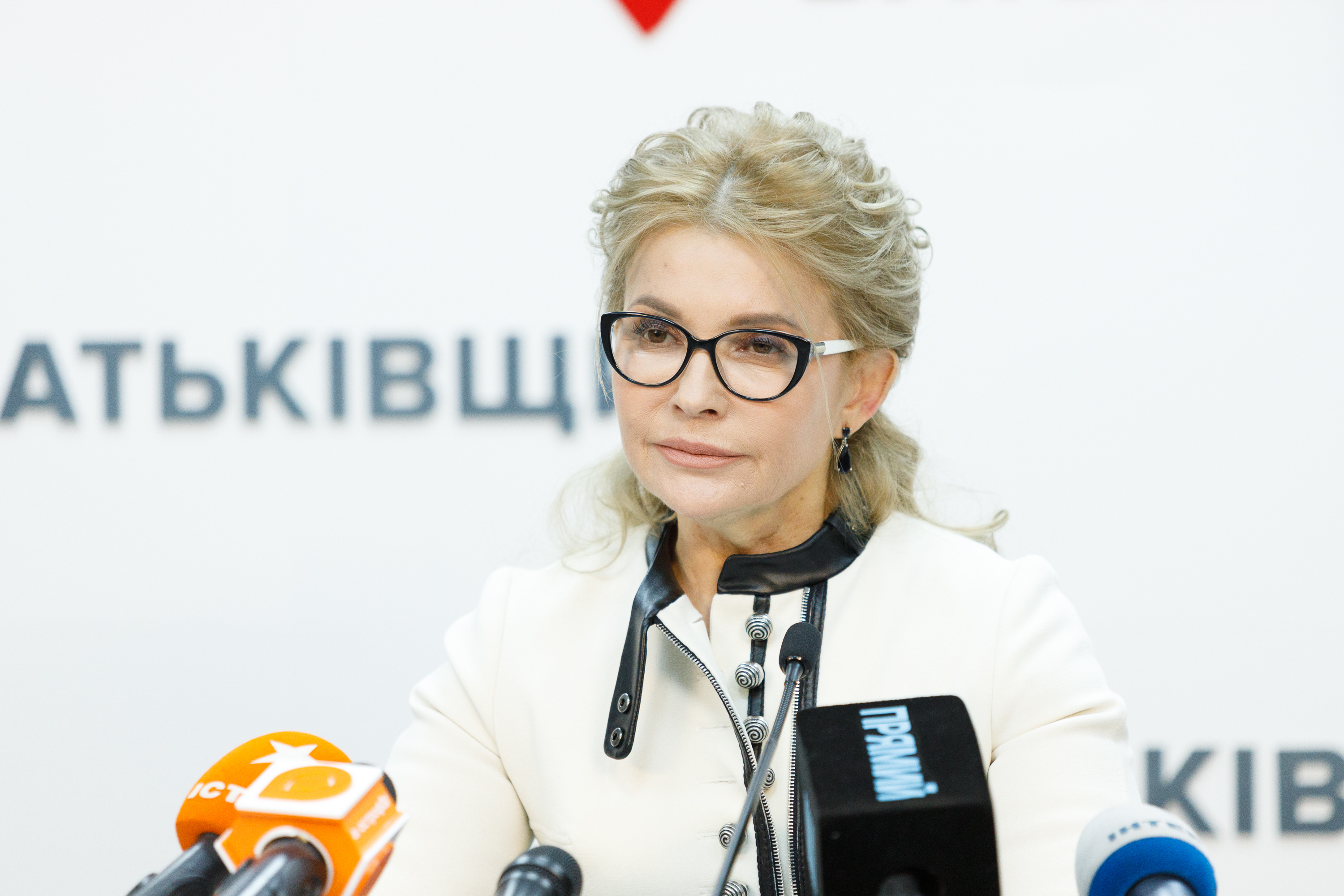 Об’ємні локони замість фірмової коси: Юлія Тимошенко прийшла до суду в новому образі